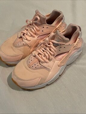 Nike Women’s Light Pink Sneakers AIR HUARACHE RUN. Sunset Tint. 6.5
